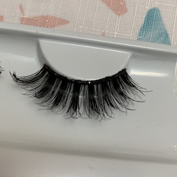 Huda Beauty lashes - Picture 2 of 3